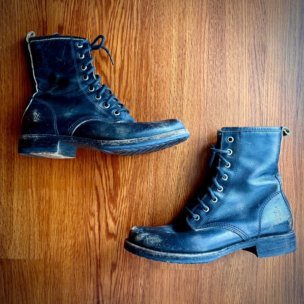 Frye Veronica Combat Boots, black leather, size 7B. Authentic distressed finish - Picture 2 of 5